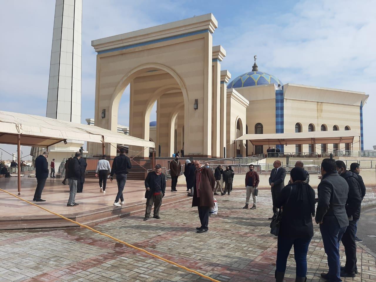 كبار الكتاب والصحفيين فى انتظار وصول جثمان الكاتب الراحل ياسر رزق مسجد المشير
