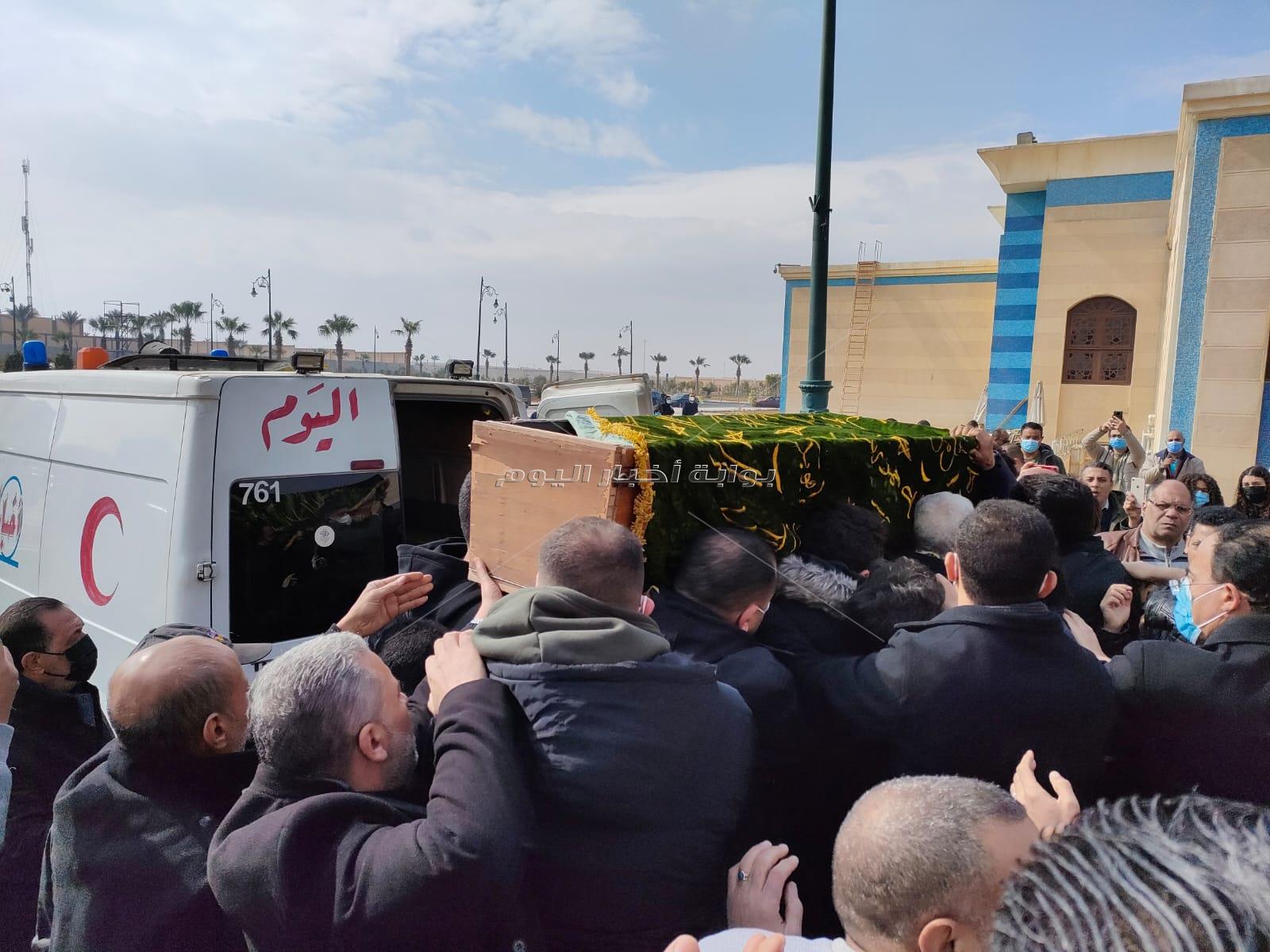 وصول جثمان الكاتب الصحفي الكبير ياسر رزق لمسجد المشير 