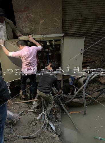 إصلاح كسر ماسورة مياه بجوار كابينة كهرباء ببولاق الدكرور