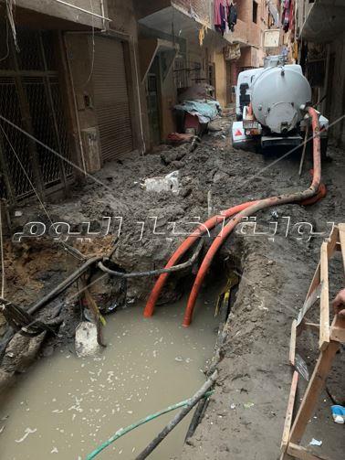 إصلاح كسر ماسورة مياه بجوار كابينة كهرباء ببولاق الدكرور