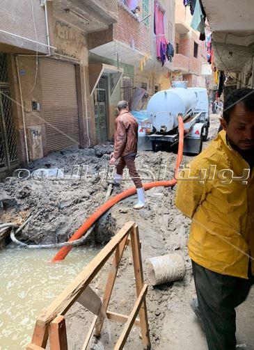 إصلاح كسر ماسورة مياه بجوار كابينة كهرباء ببولاق الدكرور