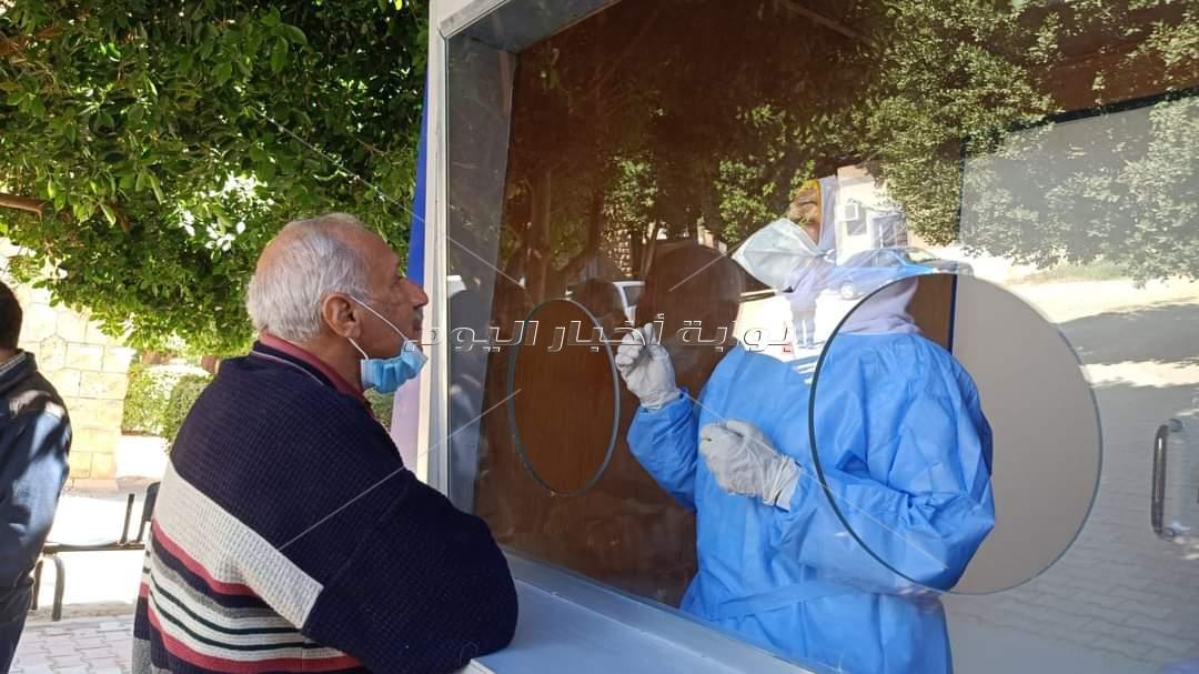 حميات قنا تصمم كبينة معزولة لأخذ مسحات كورونا