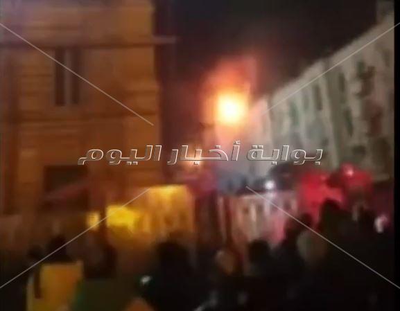 ننشر الصور الأولي لحريق عقار أمام مسجد الحسين 