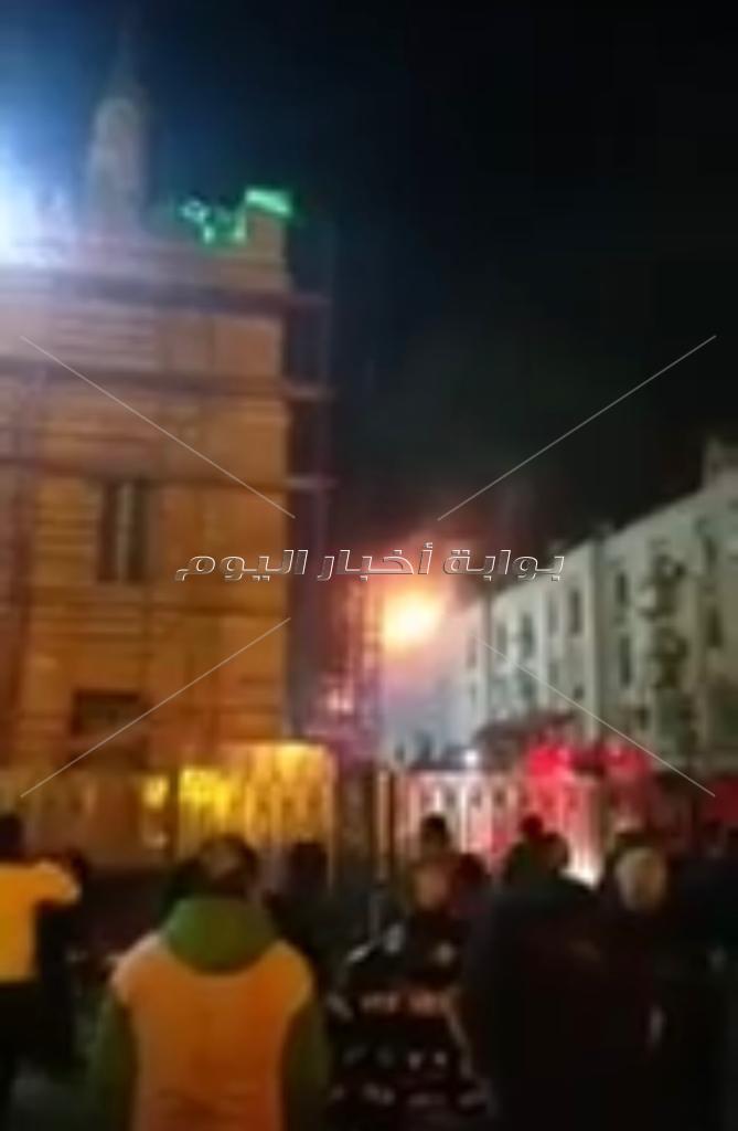 ننشر الصور الأولي لحريق عقار أمام مسجد الحسين 