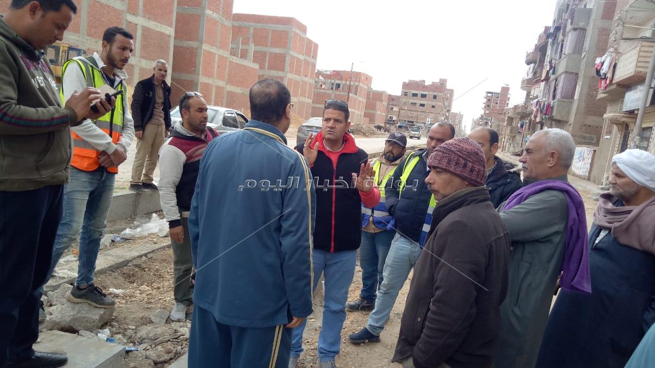 جولة ميدانية لرئيس أشمون لتفقد مشروعات رصف الطرق