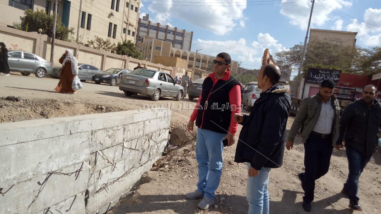 جولة ميدانية لرئيس أشمون لتفقد مشروعات رصف الطرق