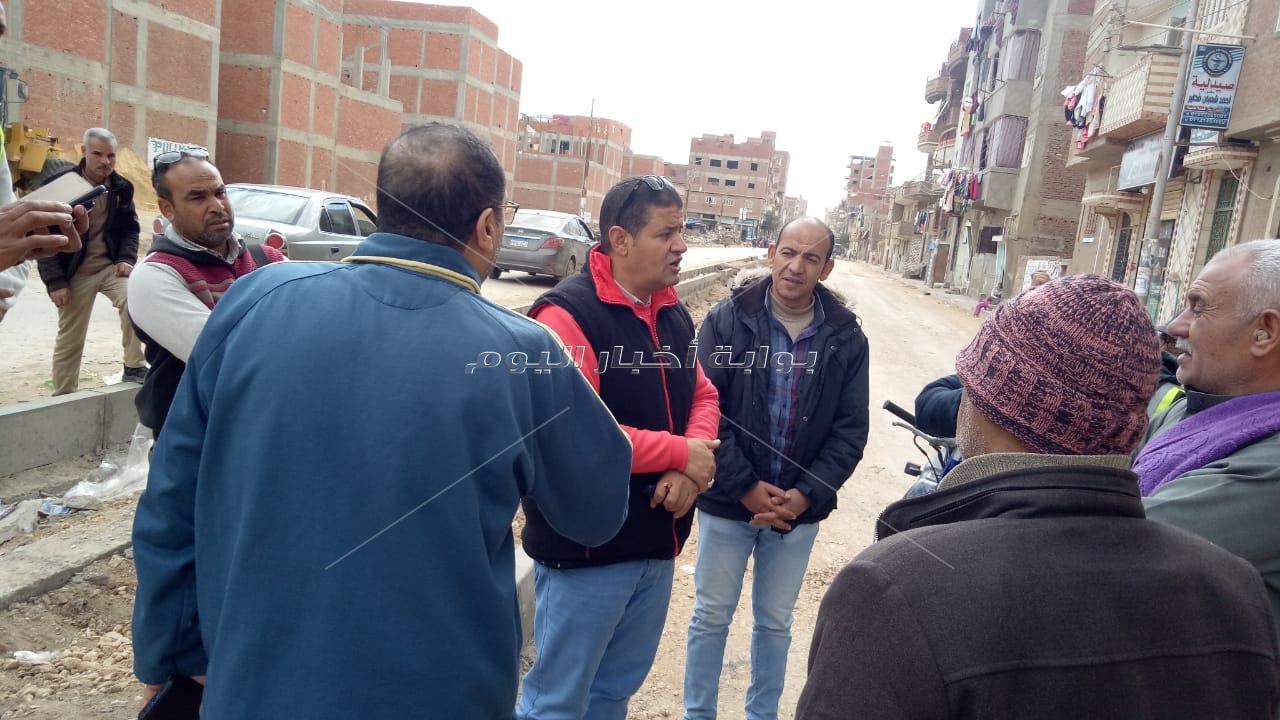جولة ميدانية لرئيس أشمون لتفقد مشروعات رصف الطرق