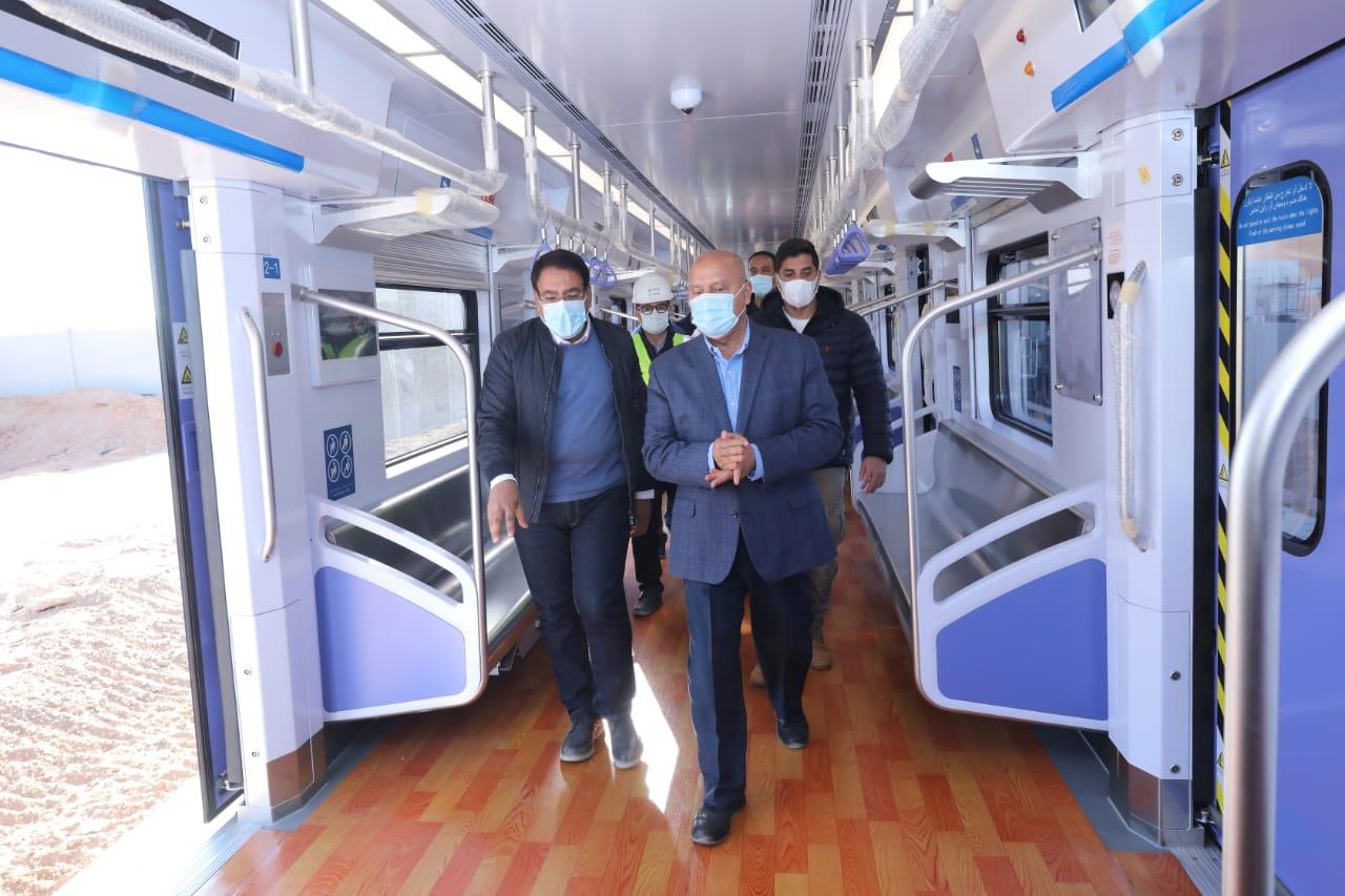 وزير النقل يستقل أحد قطارات LRT أثناء التشغيل التجريبي| صور 