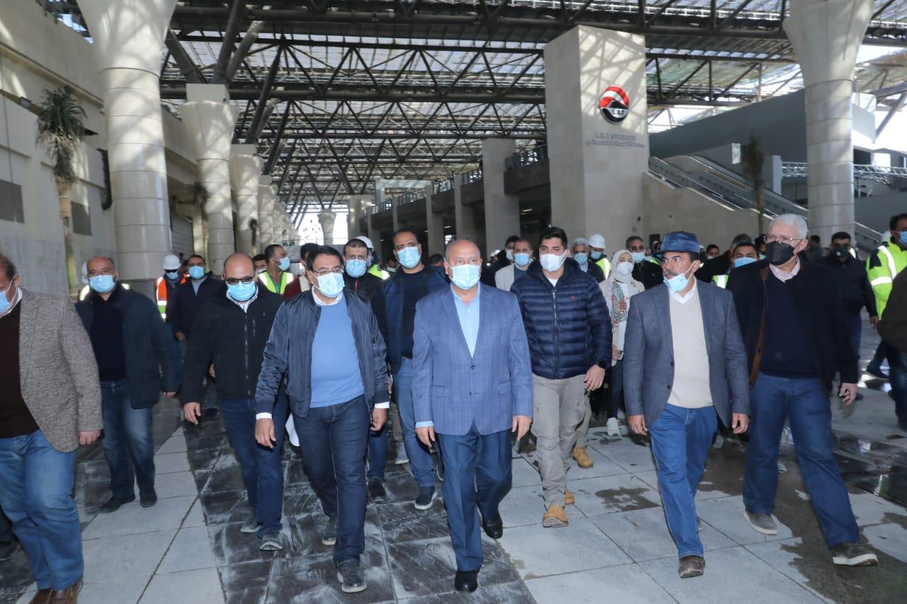 وزير النقل يستقل أحد قطارات LRT أثناء التشغيل التجريبي| صور 