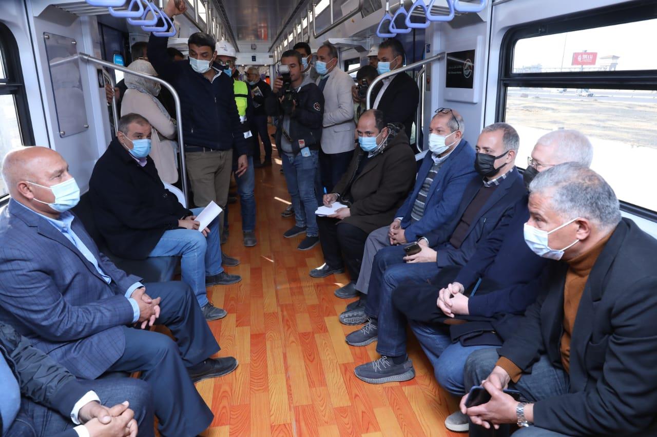 وزير النقل يستقل أحد قطارات LRT أثناء التشغيل التجريبي| صور 