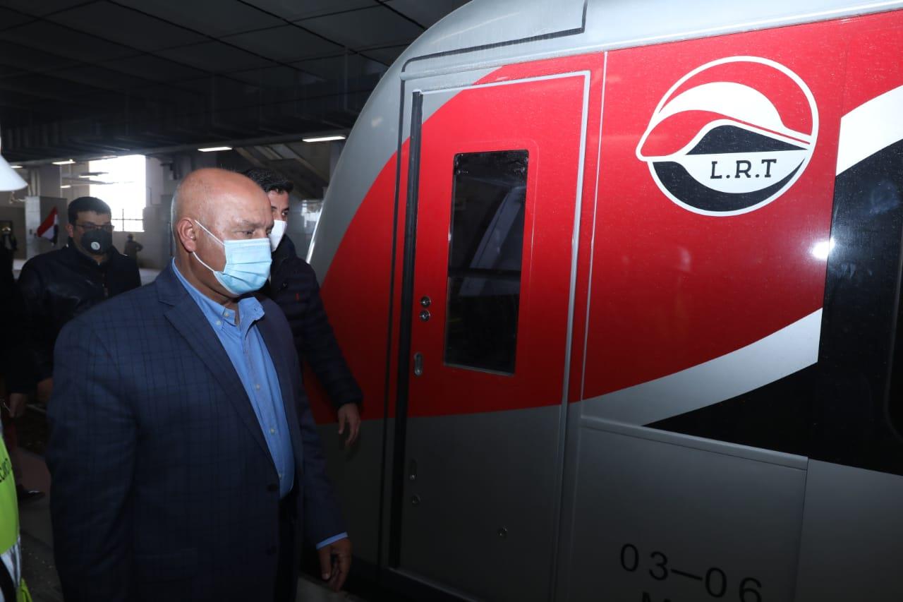 وزير النقل يستقل أحد قطارات LRT أثناء التشغيل التجريبي| صور 