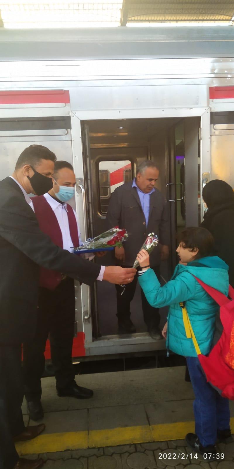  ورود وزينة.. شركة «قطارات النوم» تقدم هدايا للركاب بمناسبة عيد الحب| صور