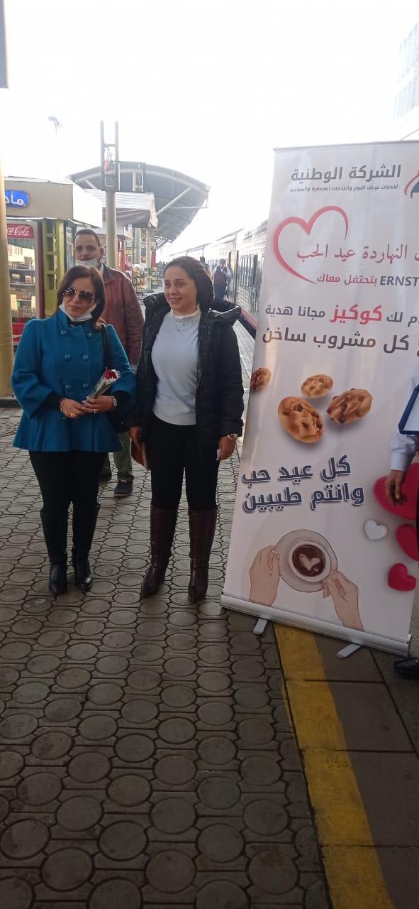 ورود وزينة.. شركة «قطارات النوم» تقدم هدايا للركاب بمناسبة عيد الحب| صور