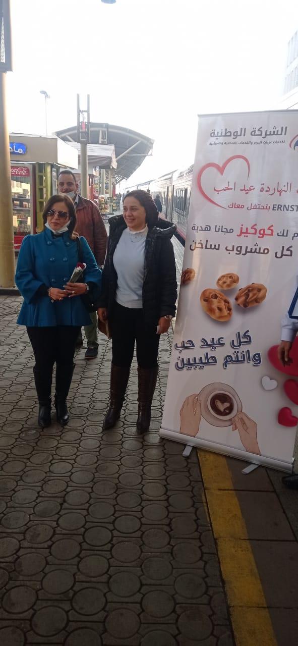  ورود وزينة.. شركة «قطارات النوم» تقدم هدايا للركاب بمناسبة عيد الحب| صور
