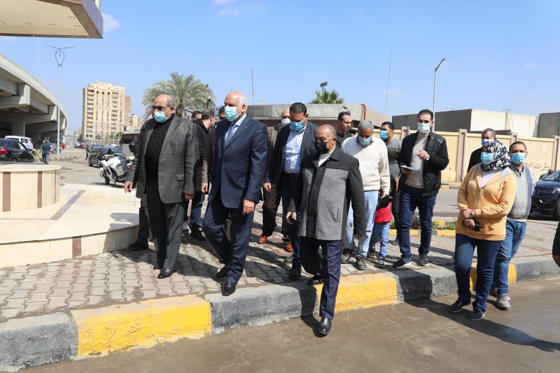 مواقف وساحات الإنتظار الحضارية المقامة أسفل محور الفريق كمال عامر بحي العمرانية