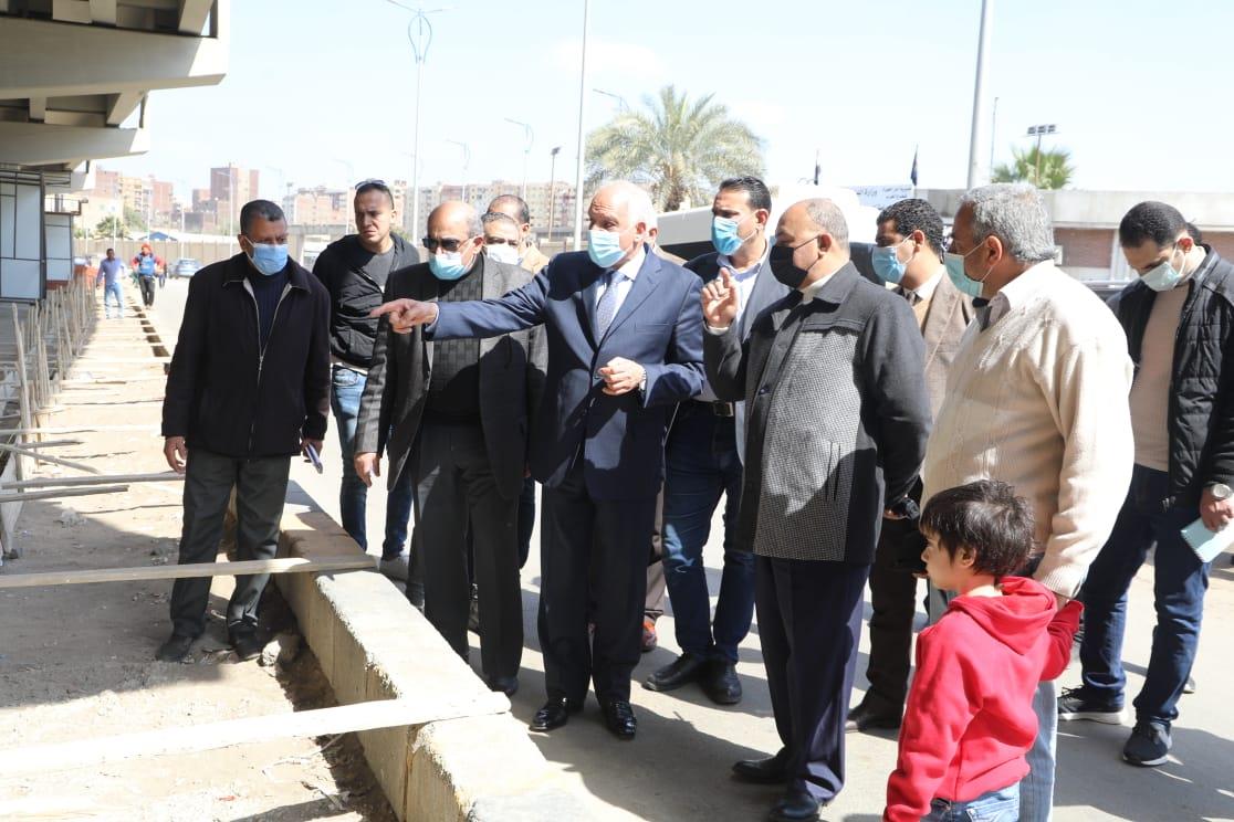 مواقف وساحات الإنتظار الحضارية المقامة أسفل محور الفريق كمال عامر بحي العمرانية