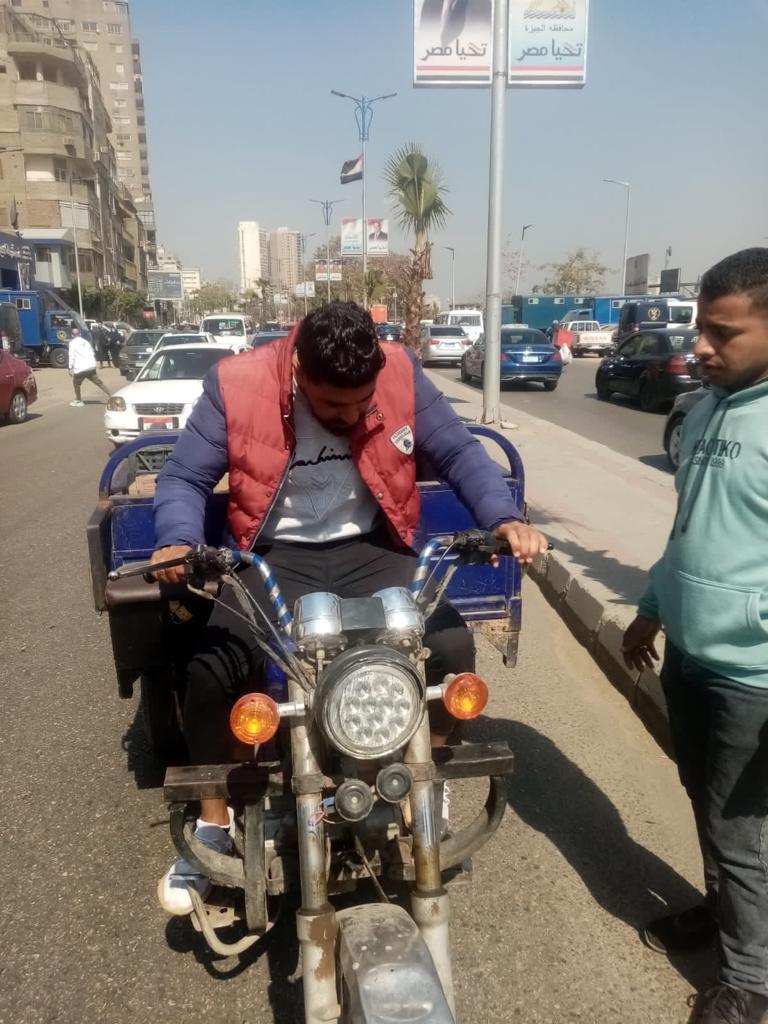 مصادرة 30 "توك توك" وتروسيكل بدون ترخيص بالجيزة