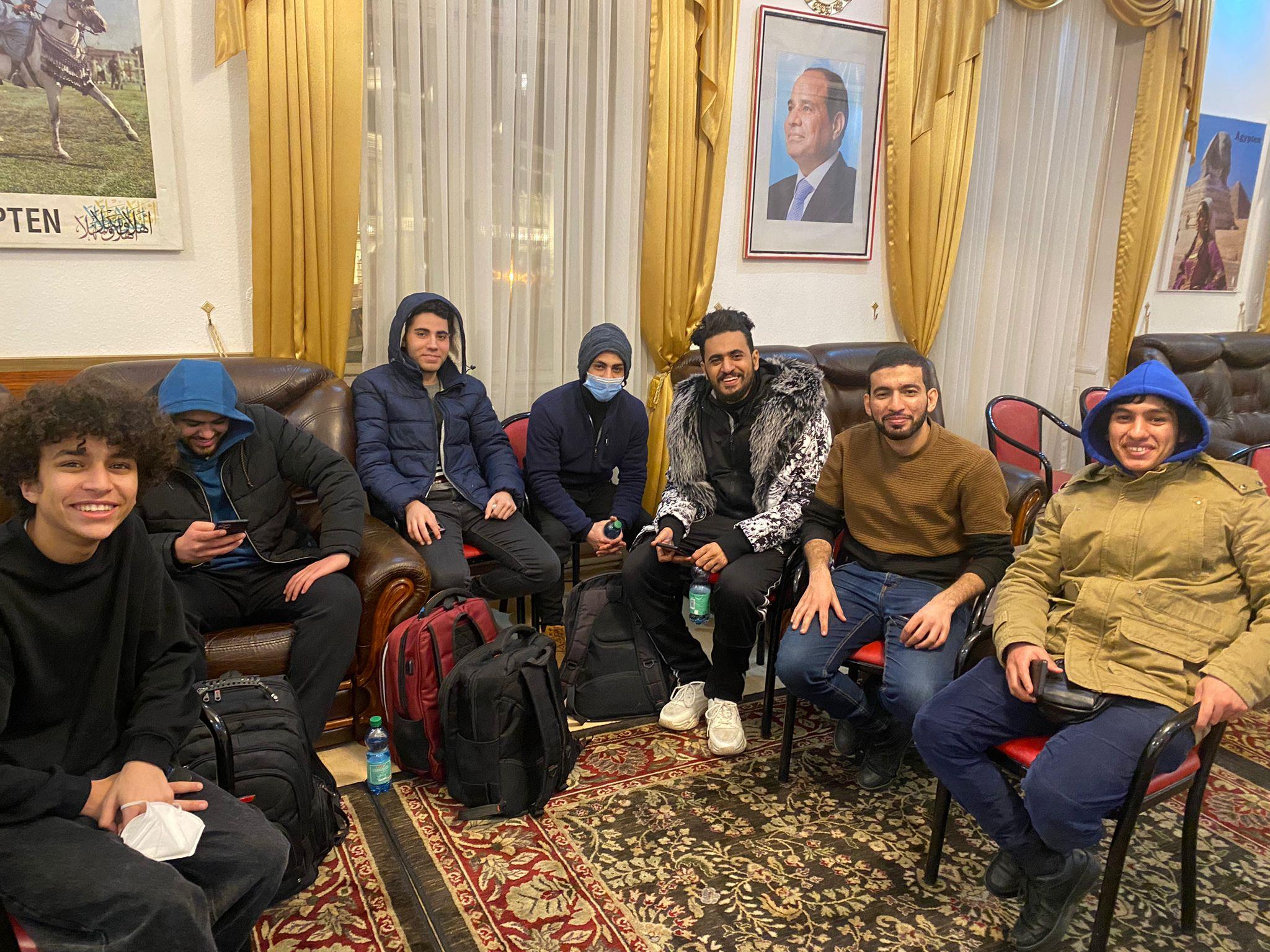 صور| المصري الفائز بشخيصة العام بالنمسا يستقبل الطلاب النازحين من أوكرانيا