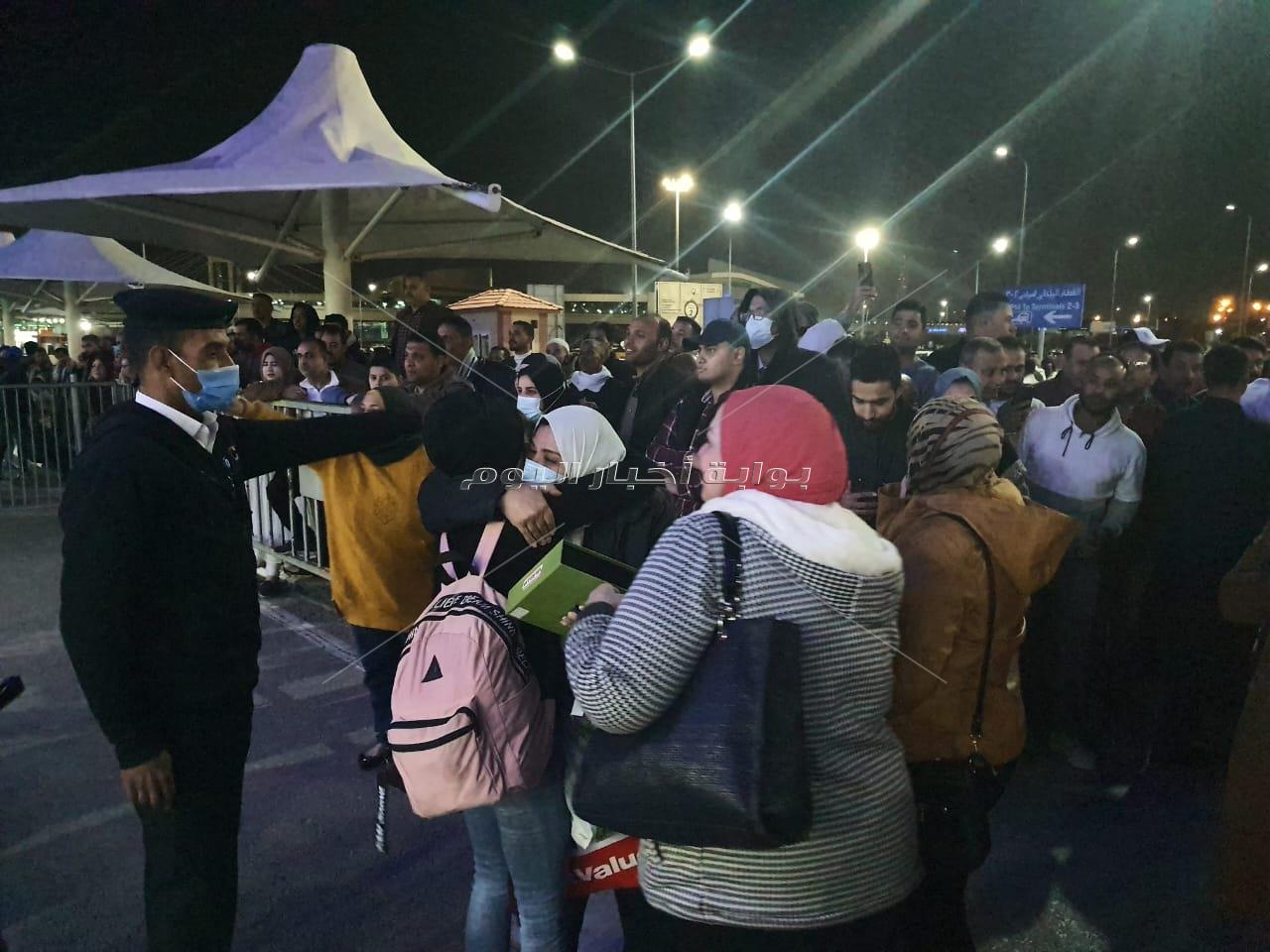 طلاب مصر العائدون يتوجهون إلى منازلهم  ويهتفون "شكرا يا ريس 