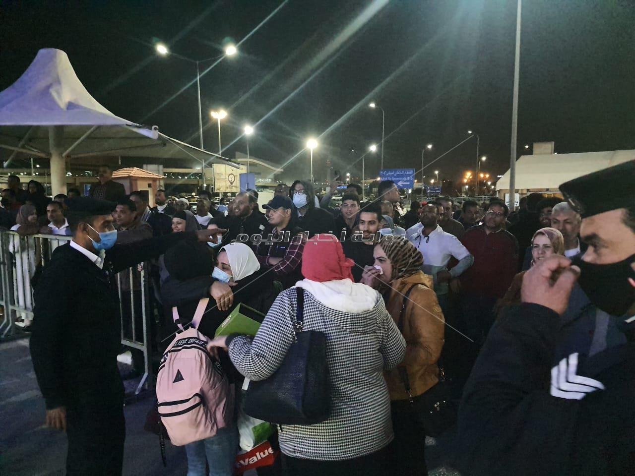 طلاب مصر العائدون يتوجهون إلى منازلهم  ويهتفون "شكرا يا ريس 