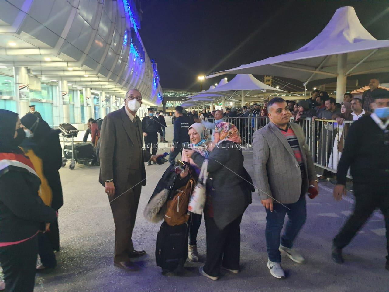 طلاب مصر العائدون يتوجهون إلى منازلهم  ويهتفون "شكرا يا ريس 