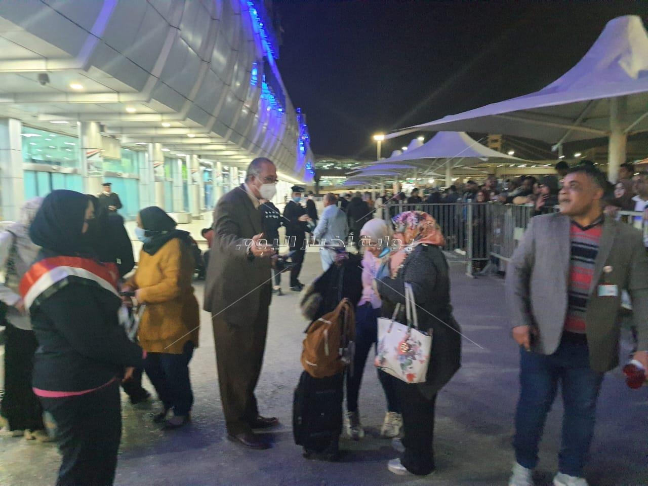 طلاب مصر العائدون يتوجهون إلى منازلهم  ويهتفون "شكرا يا ريس 