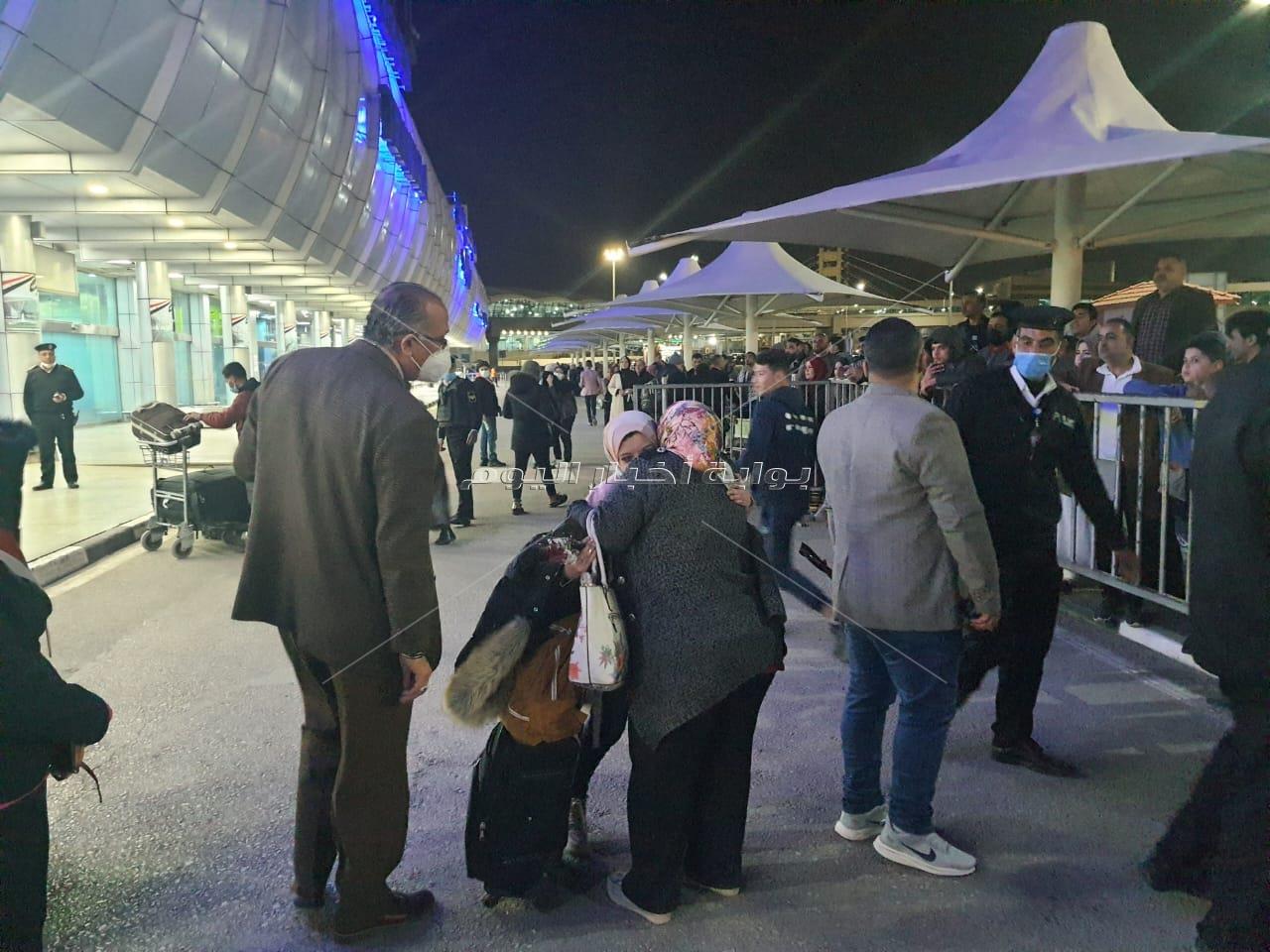 طلاب مصر العائدون يتوجهون إلى منازلهم  ويهتفون "شكرا يا ريس 