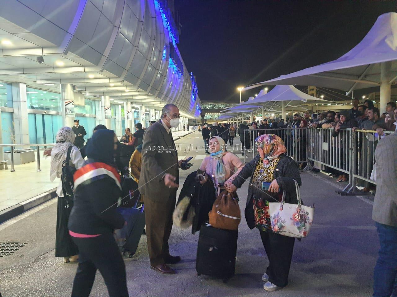 طلاب مصر العائدون يتوجهون إلى منازلهم  ويهتفون "شكرا يا ريس 