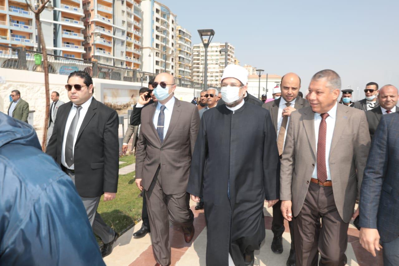 وزير الأوقاف ومحافظ بني سويف يتفقدان كورنيش النيل السفلي بعد تطويره