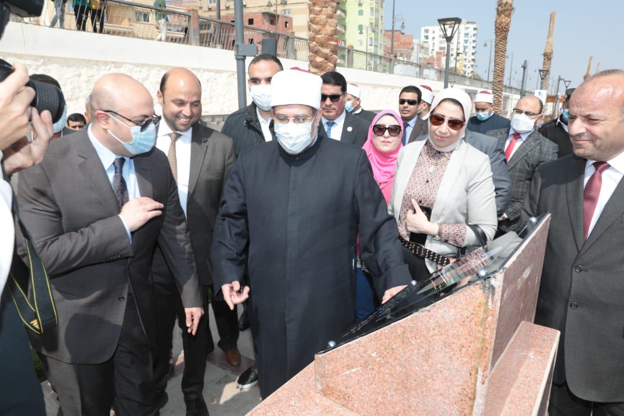 وزير الأوقاف ومحافظ بني سويف يتفقدان كورنيش النيل السفلي بعد تطويره