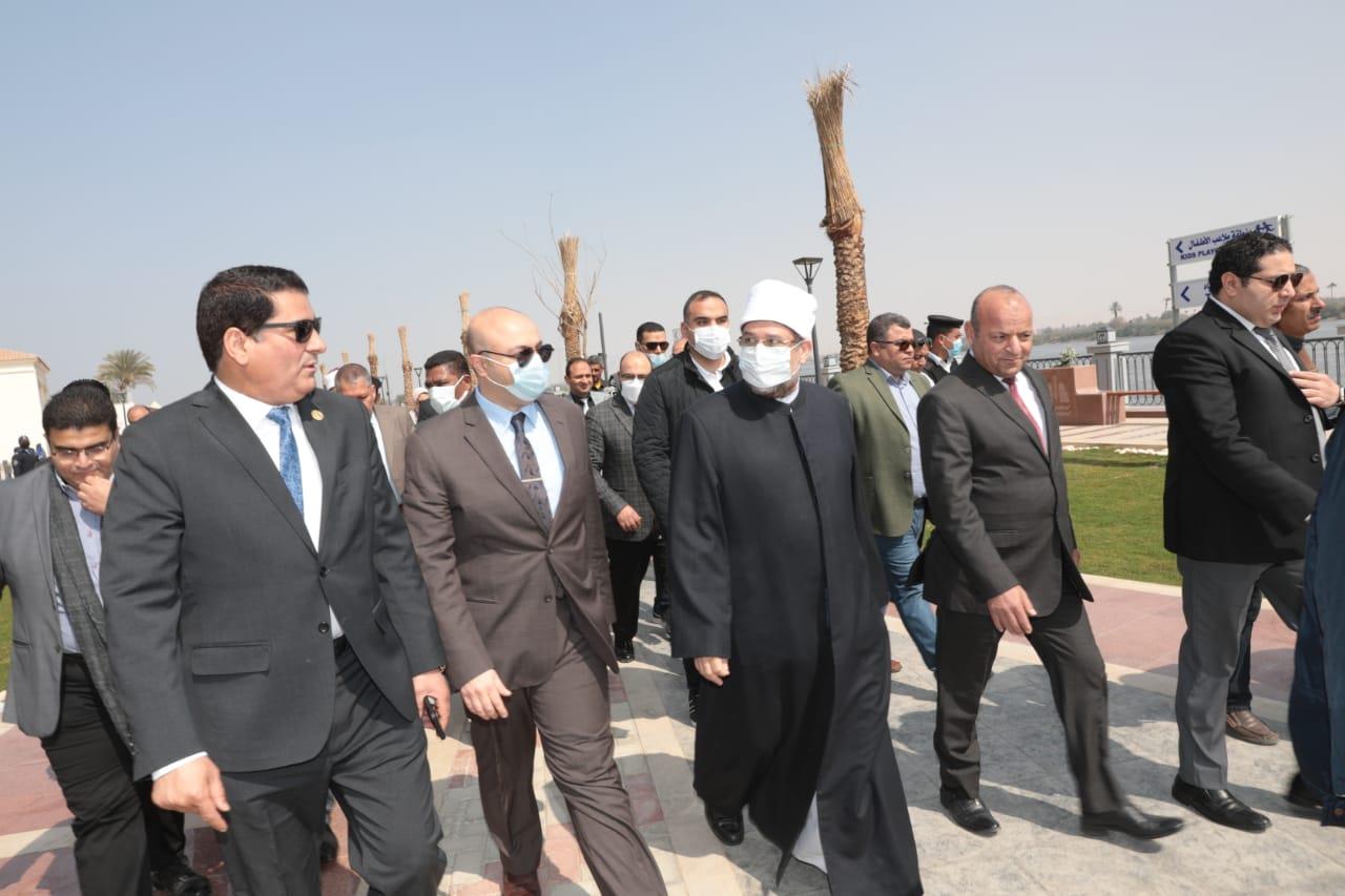 وزير الأوقاف ومحافظ بني سويف يتفقدان كورنيش النيل السفلي بعد تطويره