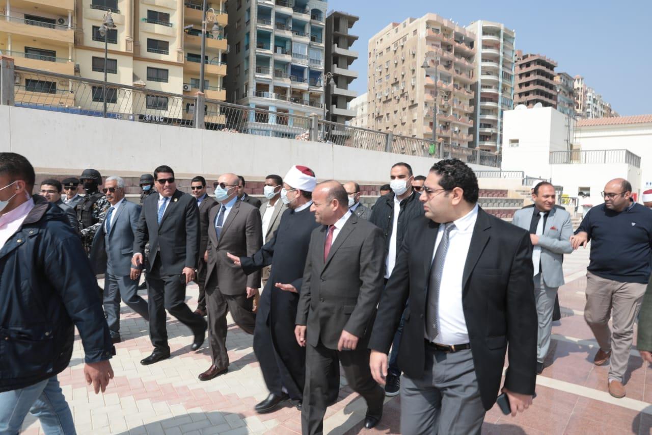 وزير الأوقاف ومحافظ بني سويف يتفقدان كورنيش النيل السفلي بعد تطويره