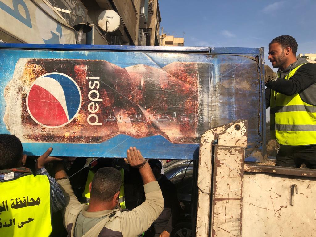 غلق وتشميع محال تجارية مخالفة لتكرار إشغال الطريق بالدقي