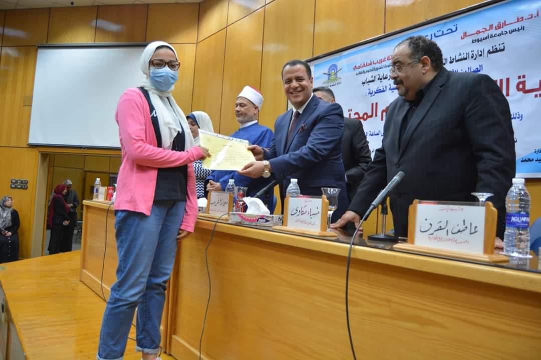 الحرية  الإبداعية  والقيم المجتمعية  يناقشها  الصالون الثقافي الأول لجامعة أسيوط 