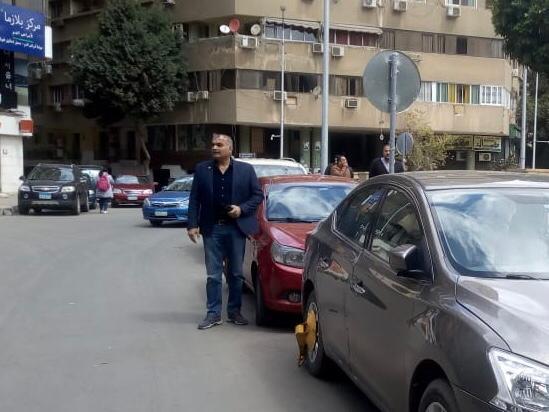 كلبشة السيارات المخالفة للإنتظار أعلى الأرصة بالدقي