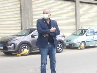 كلبشة السيارات المخالفة للإنتظار أعلى الأرصة بالدقي