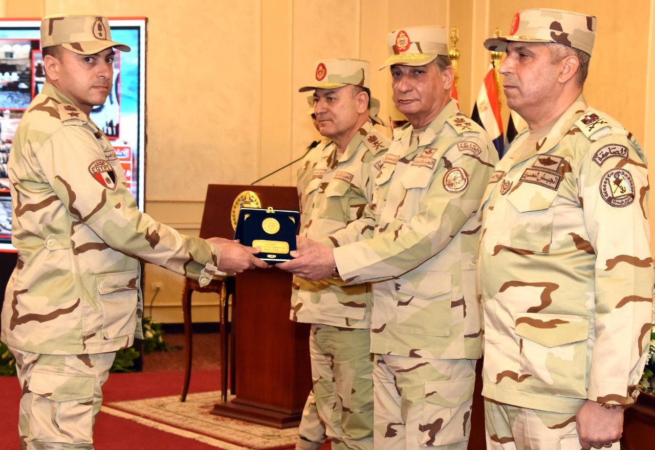 وزير الدفاع والإنتاج الحربى  يلتقى بمقاتلى قوات حرس الحدود ويكرم المتميزين 