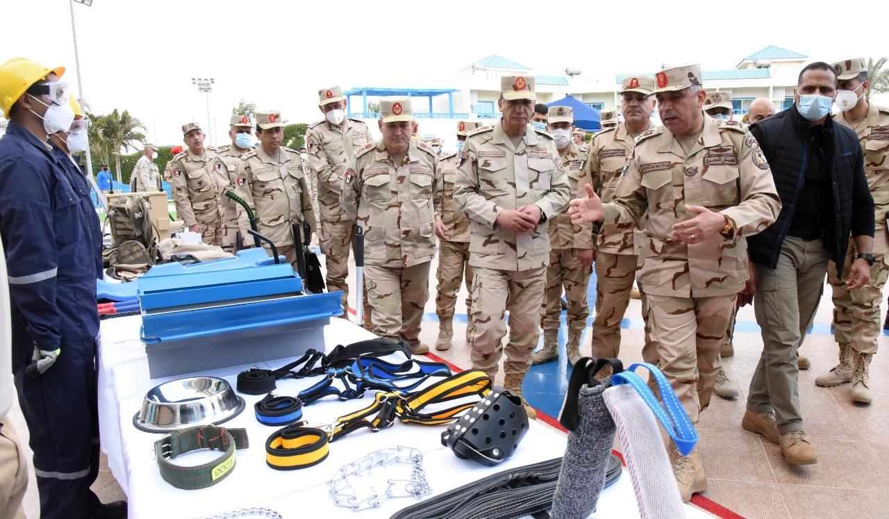 وزير الدفاع والإنتاج الحربى  يلتقى بمقاتلى قوات حرس الحدود ويكرم المتميزين 