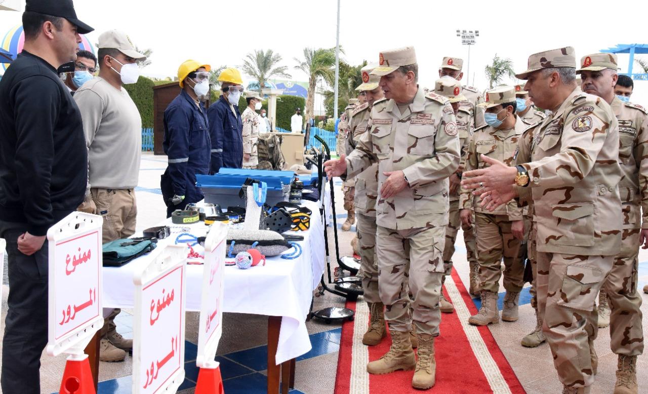 وزير الدفاع والإنتاج الحربى  يلتقى بمقاتلى قوات حرس الحدود ويكرم المتميزين 