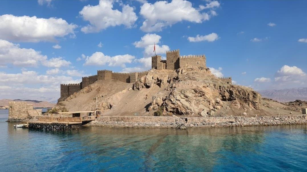 فى الذكرى ال 33 لاستردادها.. تعرف على قلعة صلاح الدين الأيوبى بجزيرة فرعون بطابا.. صور