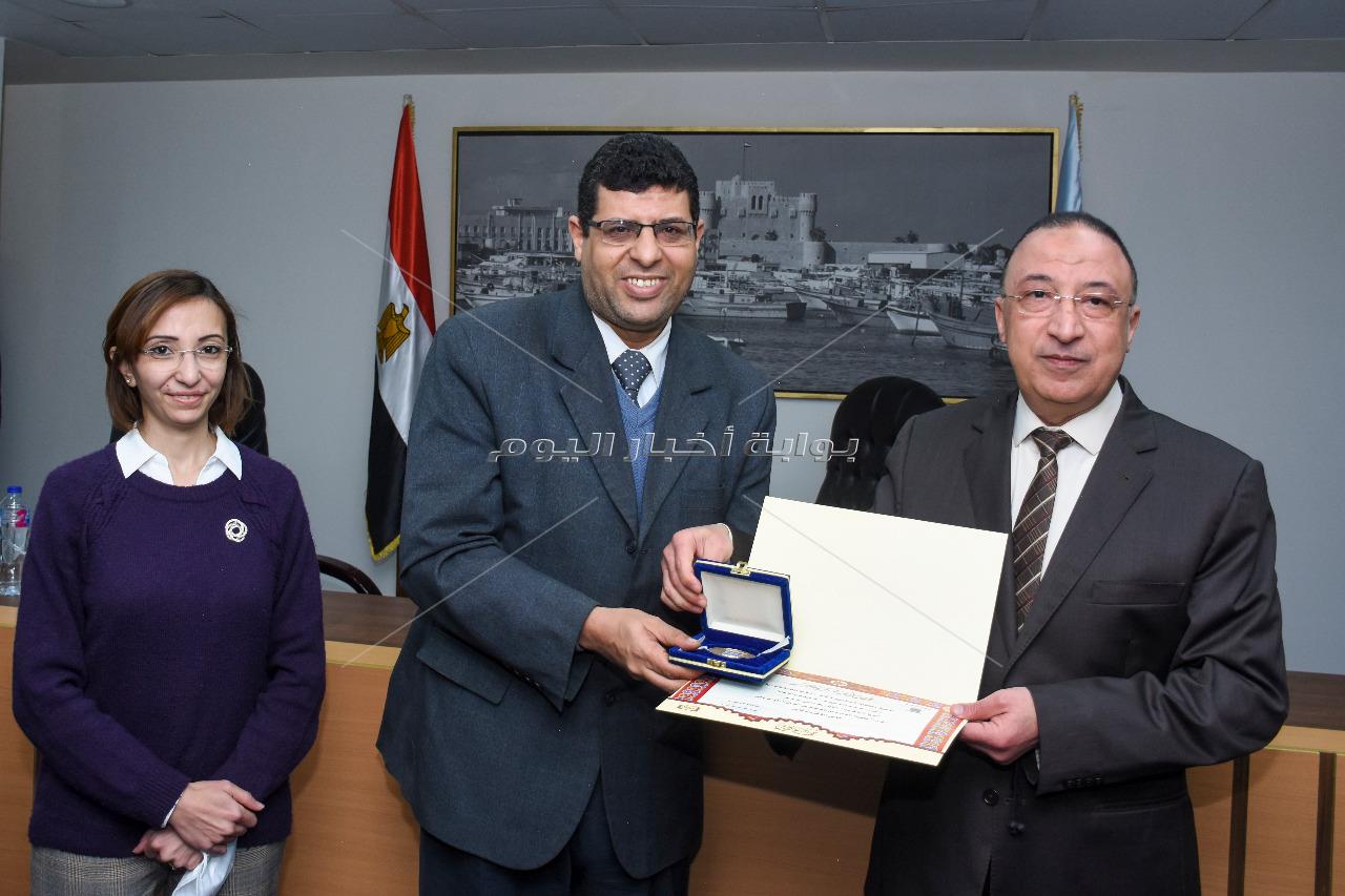 محافظ الإسكندرية يكرم أساتذة وطلاب قسم الجغرافيا بكلية الآداب جامعة الإسكندرية
