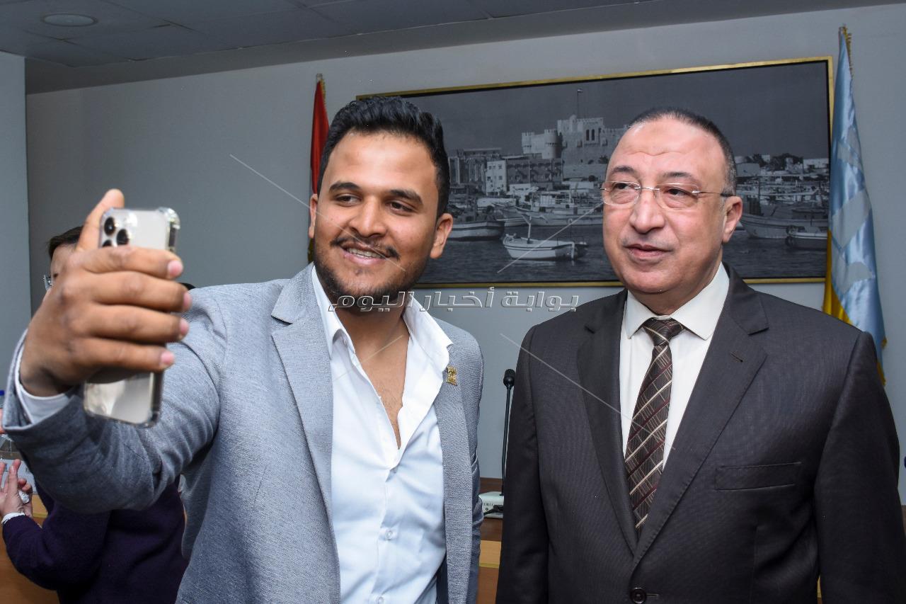 محافظ الإسكندرية يكرم أساتذة وطلاب قسم الجغرافيا بكلية الآداب جامعة الإسكندرية