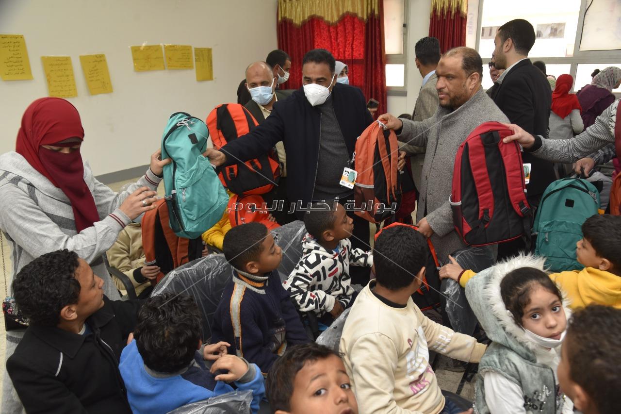 محافظ مطروح يسلم 150 حقيبة مدرسية للطلاب 