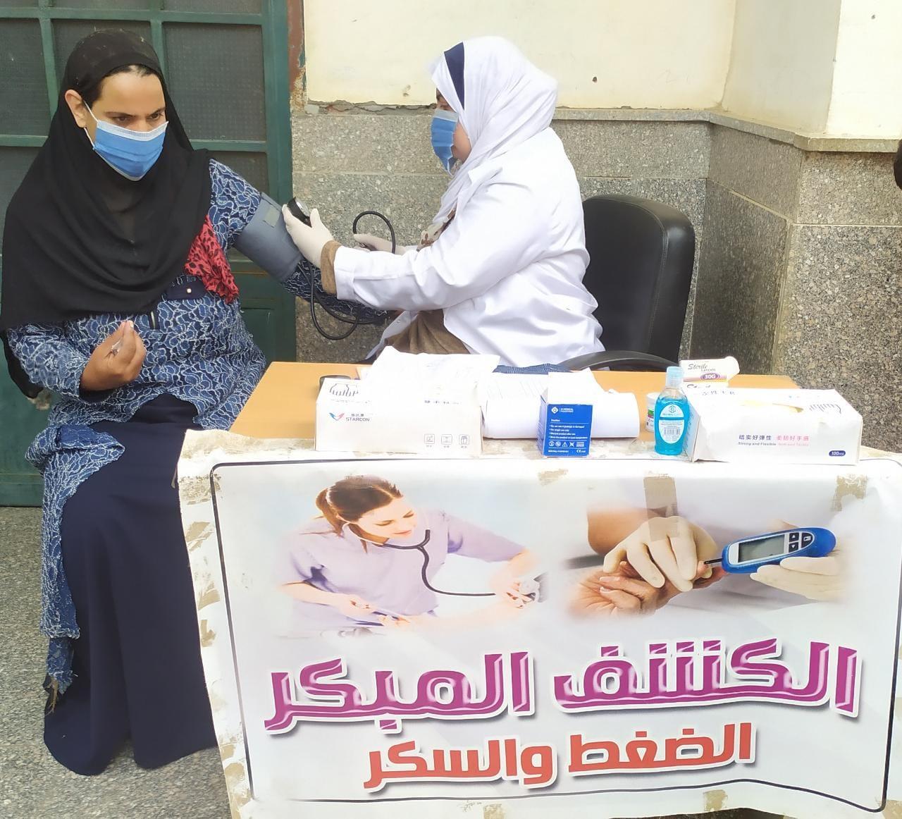 الكشف وتوفير العلاج لـ 2132  حالة في  قافلة طبية في بني سويف