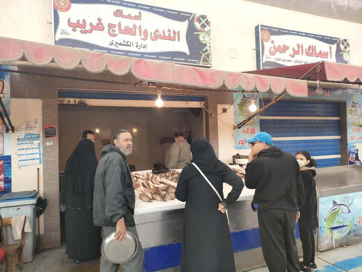 سوق الأسماك الجديد بحي العرب يشهد إقبالا كبيرا من المواطنين
