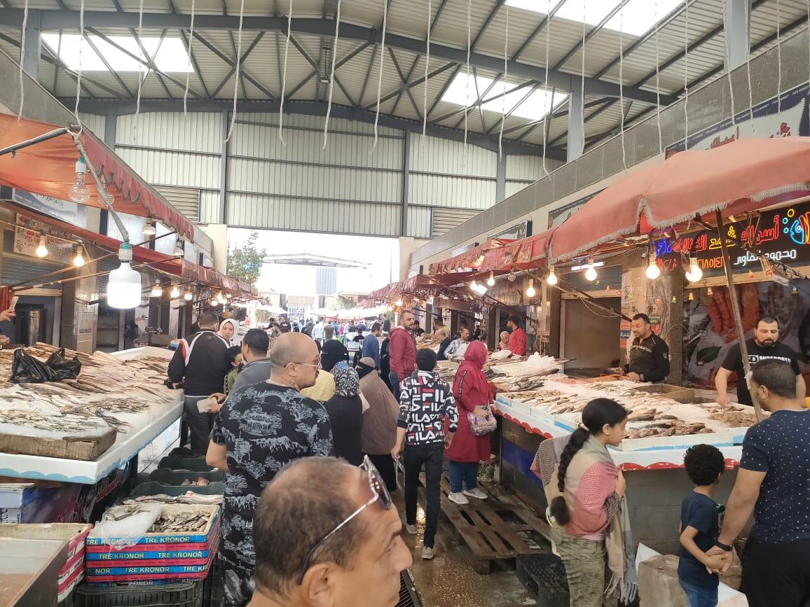 سوق الأسماك الجديد بحي العرب يشهد إقبالا كبيرا من المواطنين