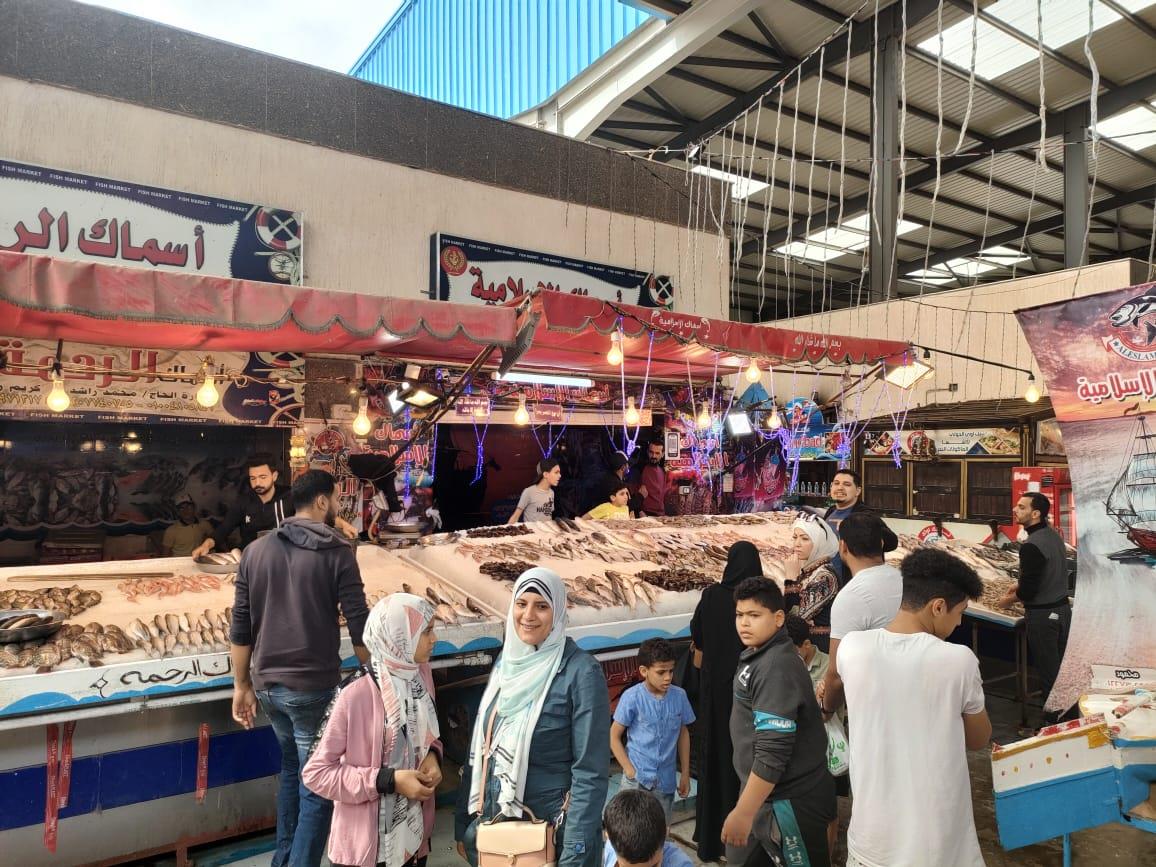 سوق الأسماك الجديد بحي العرب يشهد إقبالا كبيرا من المواطنين