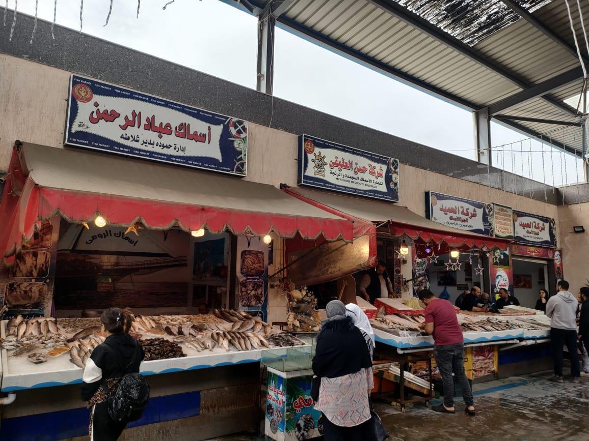 سوق الأسماك الجديد بحي العرب يشهد إقبالا كبيرا من المواطنين