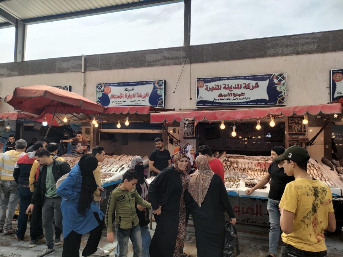 سوق الأسماك الجديد بحي العرب يشهد إقبالا كبيرا من المواطنين