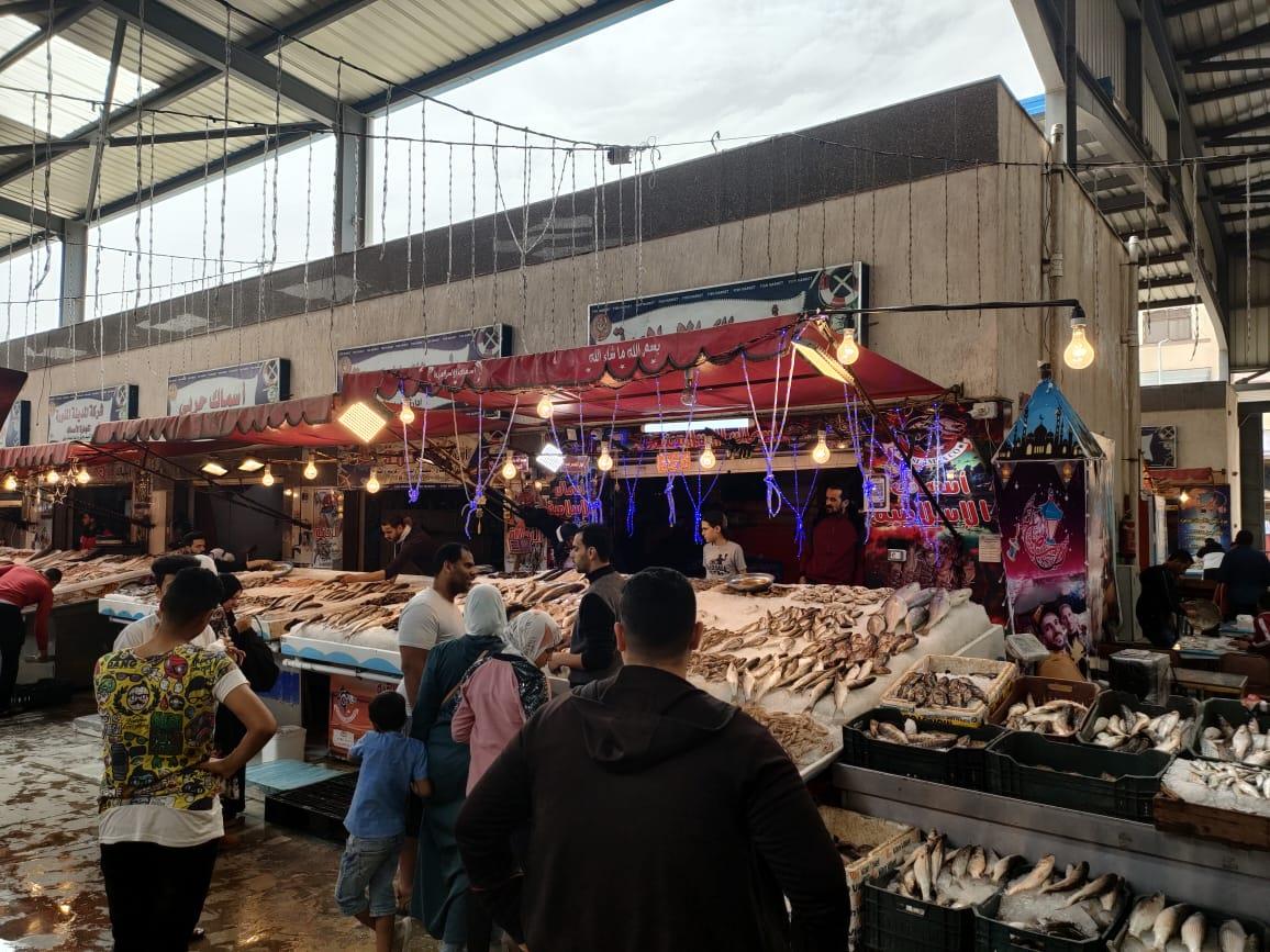 سوق الأسماك الجديد بحي العرب يشهد إقبالا كبيرا من المواطنين